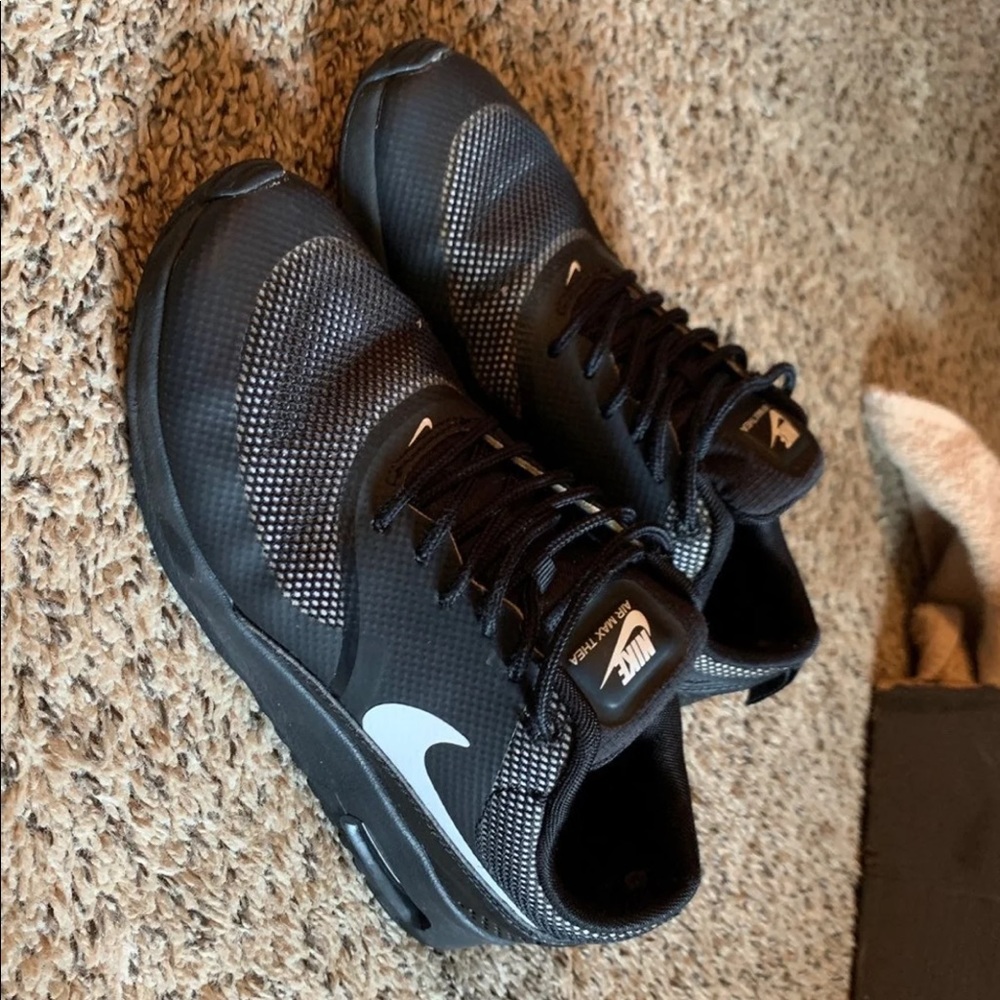 Nike Thea